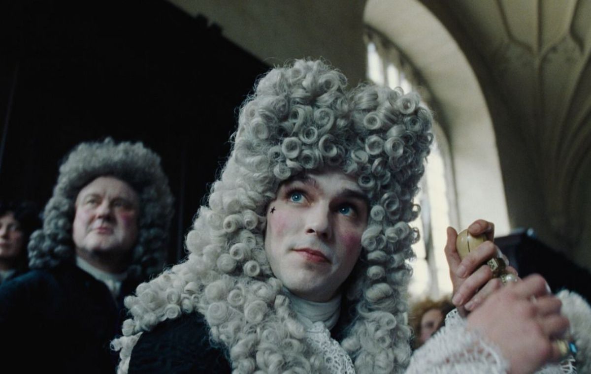 بهترین فیلم‌های نیکلاس هولت؛ سوگلی (The Favourite)