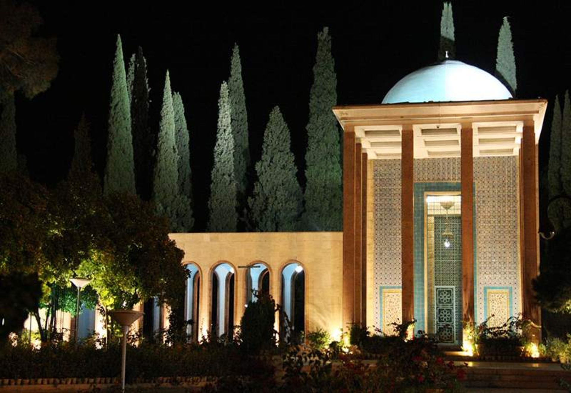 مقبره سعدی در شب