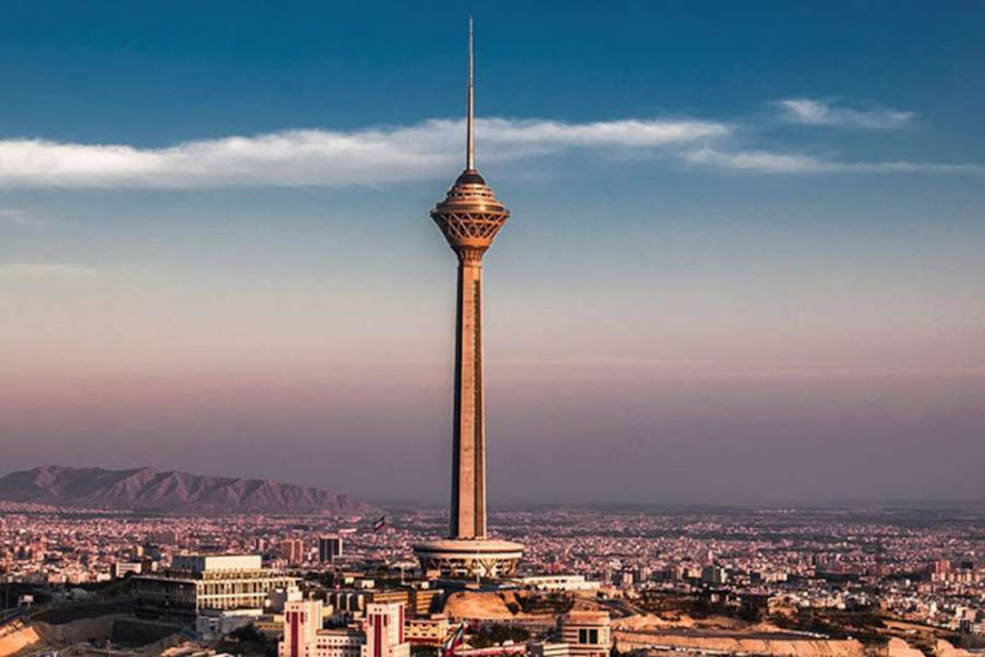 برج میلاد در میان خانه های تهران