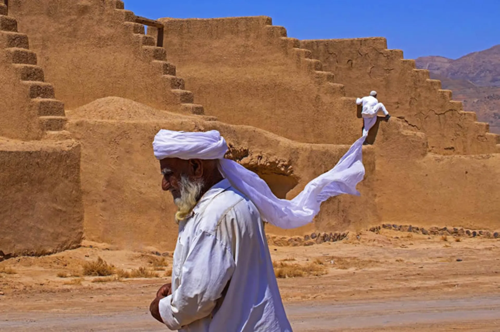 مرد خراسانی با دستار و لباس سفید