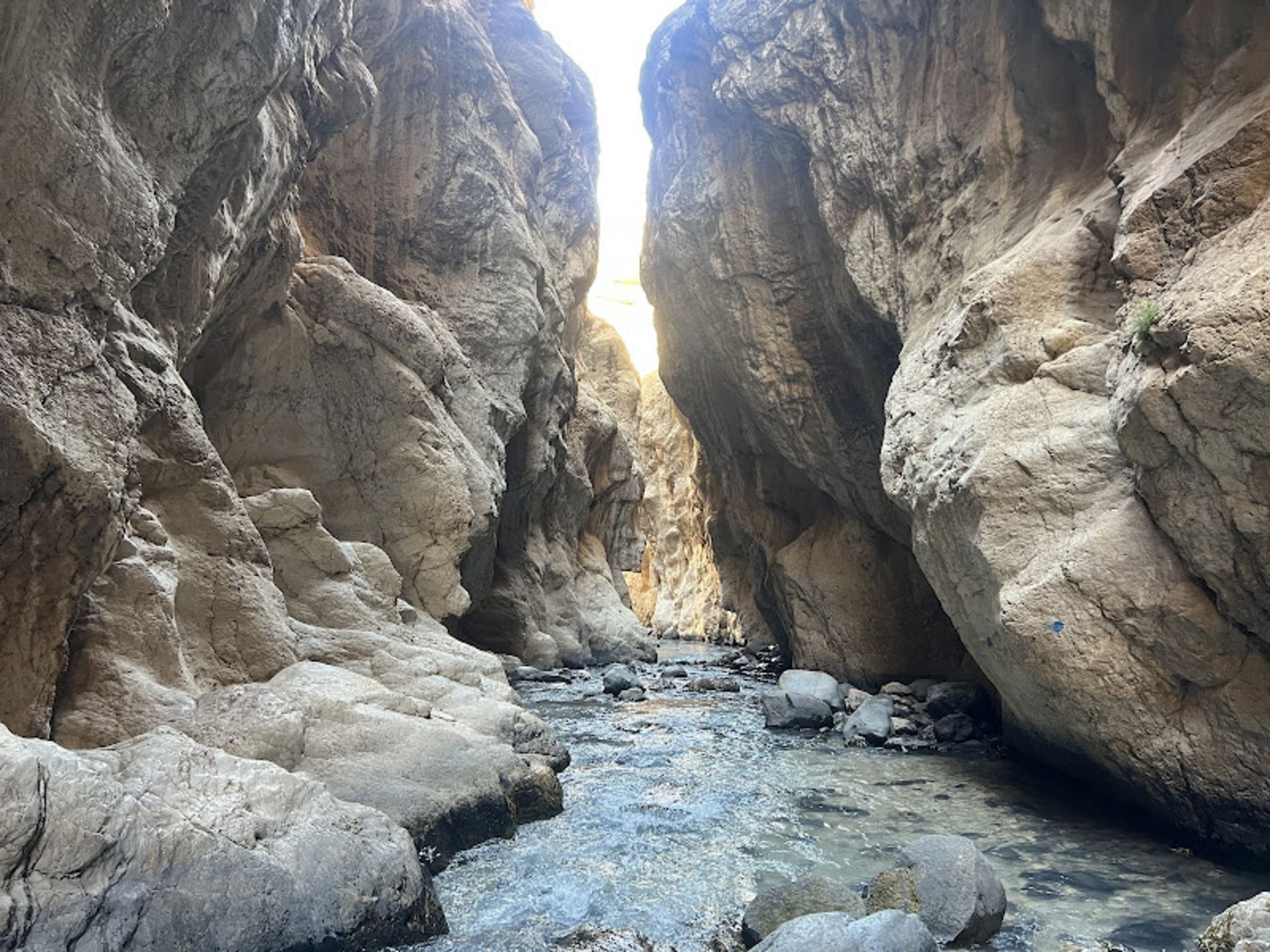 رودخانه دره زمان میان صخره های بلند